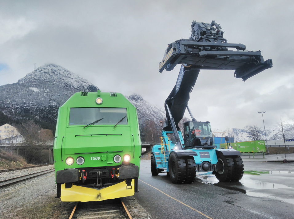 MYE SOM MÅ PÅ PLASS: Det trengs ikke bare tog for å drive godsvirksomhet på banen. Det må også investeres i utstyr på terminalene. Her en av Onrails reachstackere i Åndalsnes.