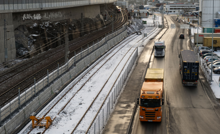 I dag kjører lastebilene parallelt med et i stor grad utbrukt togspor. Her håper Oslo Havn og Bane Nor å få utnyttet skinnene til å transportere containere fra havna til Alnabru.