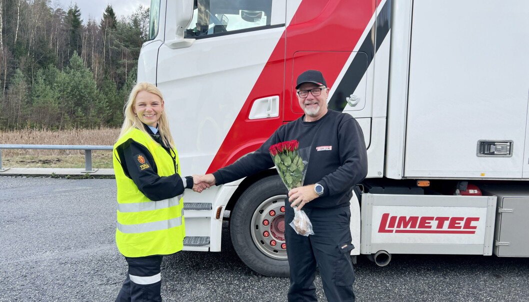 Seksjonssjef Ann-Kristin Signebøen ved Svinesund tollstasjon tok godt imot Toten Transport-sjåfør Kaj Fogel etter at han ankom tollstasjonen med forhåndsinnmeldt gods. Seksjonssjef Ann-Kristin Signebøen ved Svinesund tollstasjon tok godt imot Toten Transport-sjåfør Kaj Fogel etter at han ankom tollstasjonen med forhåndsinnmeldt gods.
