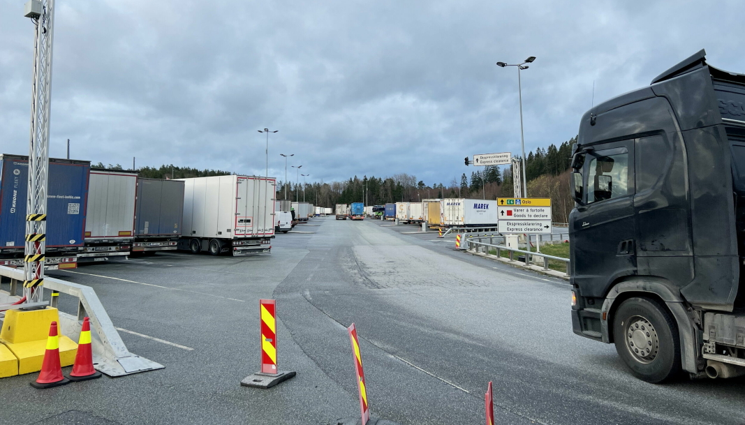 Det hoper seg fort opp på tollstasjonen på Svinesund. Med økt digitalisering og forhånds innmelding av godstransportene skal grensepasseringen skje raskere i fremtiden.