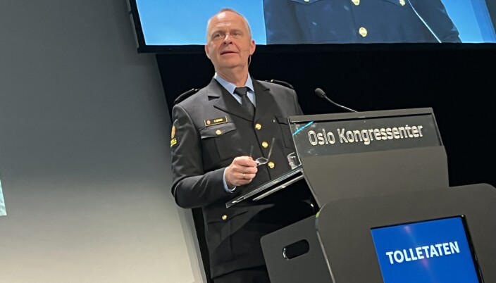 - Det er viktig at vi holder momentumet oppe i digitaliseringen av grensepasseringene, men vi skal samarbeide med næringslivet om tidsplan for utfasingen av direktekjøringsordningen, sa tolldirektør Øystein Børmer under Tolldagen. - Det er viktig at vi holder momentumet oppe i digitaliseringen av grensepasseringene, men vi skal samarbeide med næringslivet om tidsplan for utfasingen av direktekjøringsordningen, sa tolldirektør Øystein Børmer under Tolldagen.