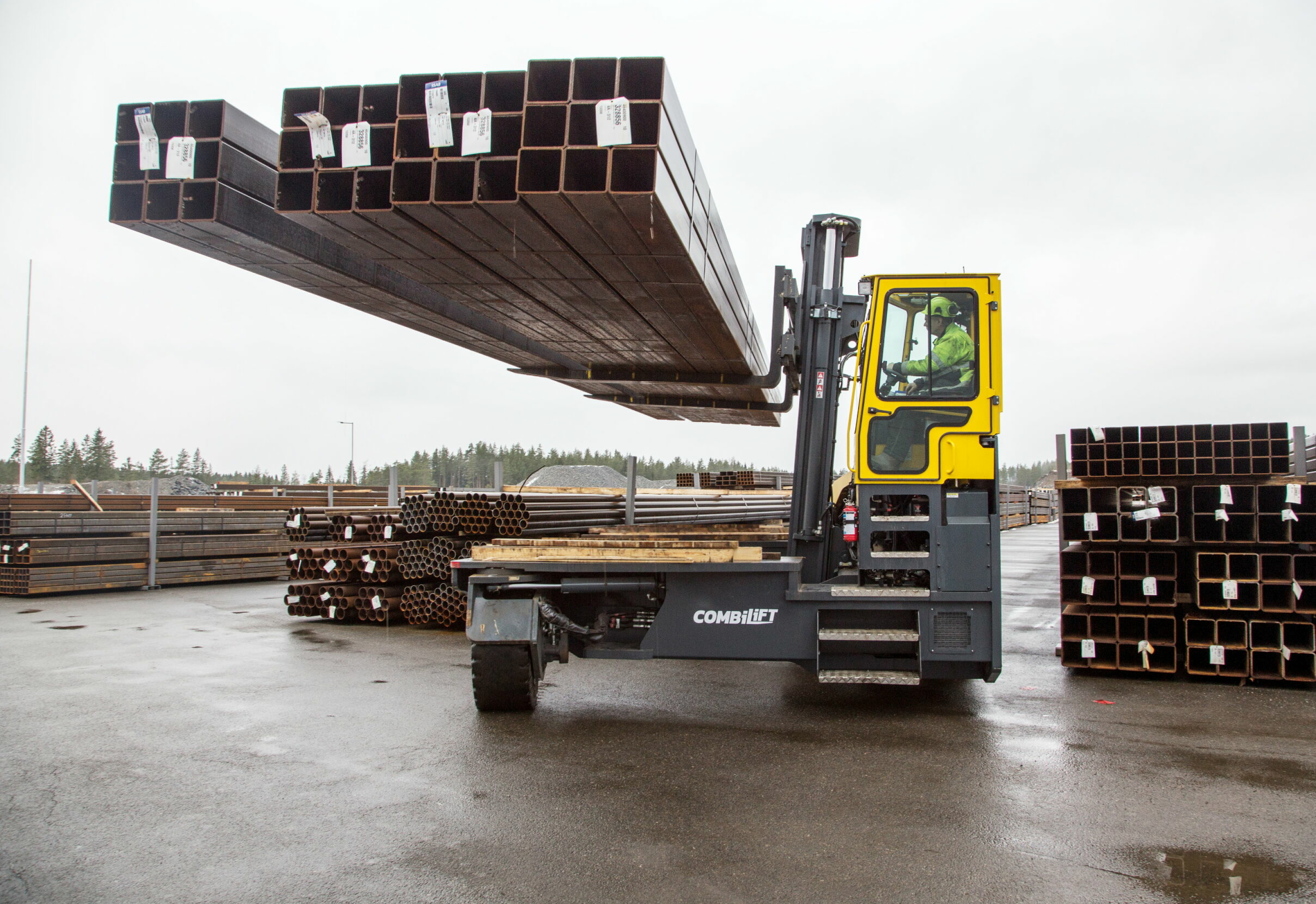 RUGG: Tibnor har kjøpt Norges største fireveistruck av Materialhåndtering, en 16-tonner Combilift C16000.
