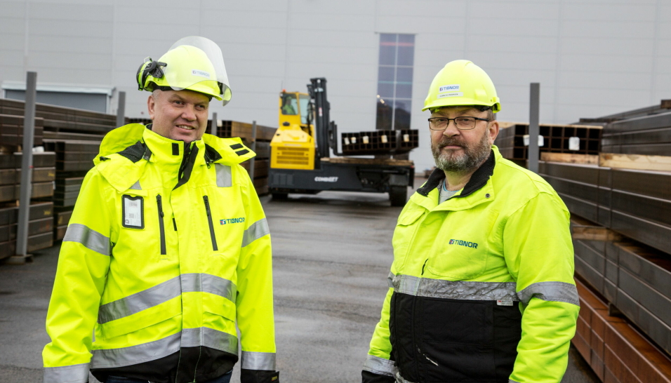 STYRKER KONKURRANSEEVNEN: Michel Eikrem (til venstre) EHSQ manager i Tibnor og Bjørn Ivo Pedersen, drifts og vedlikeholdssjef får lagret mye mer stål på samme areal med den nye trucken.