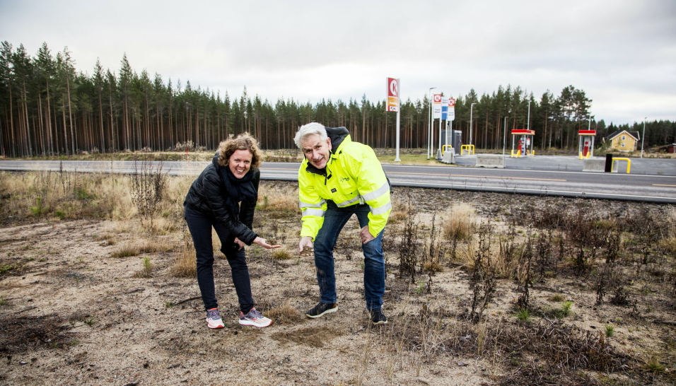 LETT Å BYGGE: Grunnen på Grundsetmoen er stort sett sand og jord. - Her trengs det ikke noe sprenging, og det vil gå raskt å få opp bygg, sier Odd-Erling Lange i Elverum Vekst og Anna-Thekla Tonjer i Elverum tomteselskap.