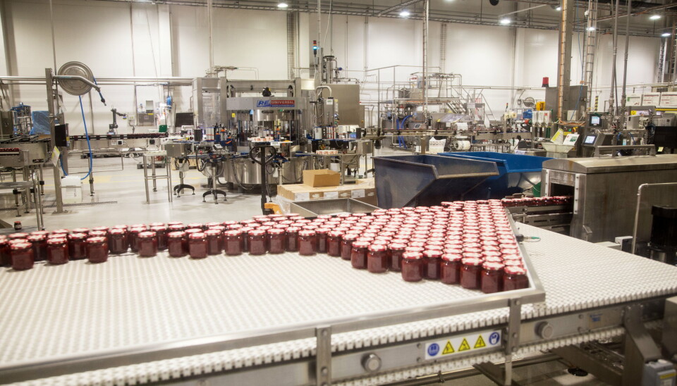 HJEMMELAGET: Vi har lenge mistenkt at Nora Hjemmelaget Syltetøy ikke produseres helt slik som på reklamen, med mange gamle koner i rødrutede forklær som rører i gryter. Nå kan vi avsløre at reklmane er noe fordreid sammenlignet med den effektive produksjonsvirkeligheten. HJEMMELAGET: Vi har lenge mistenkt at Nora Hjemmelaget Syltetøy ikke produseres helt slik som på reklamen, med mange gamle koner i rødrutede forklær som rører i gryter. Nå kan vi avsløre at reklmane er noe fordreid sammenlignet med den effektive produksjonsvirkeligheten.