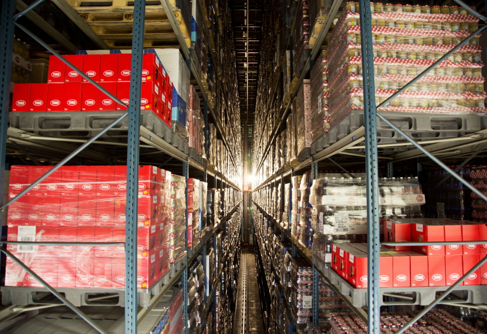 TIDLIG AUTOMASJON: Hos Orkla i Elverum har Swisslogs Vectura-kraner holdt orden på pallelageret siden 1983. Lageret har 5400 palleplasser.