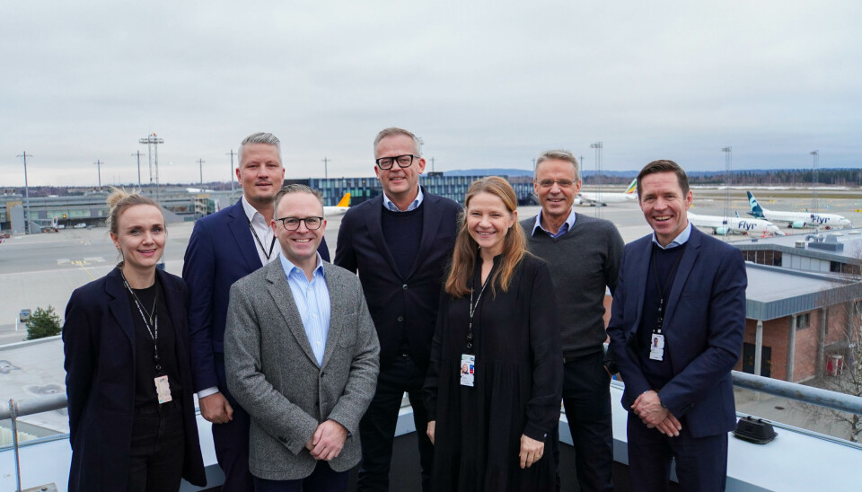 En fornøyd gruppe etter kontraktsignering. Fra venstre: Mette Røineland (Avinor), Martin Langaas (Avinor), Petter Axelsen (DB Schenker), Knut Eriksmoen (DB Schenker), Stine Ramstad Westby (Avinor), Bent Arne Skatvedt (Avinor) og Christian Øgaarden (Avinor). Foto: Harald Kvam / Avinor