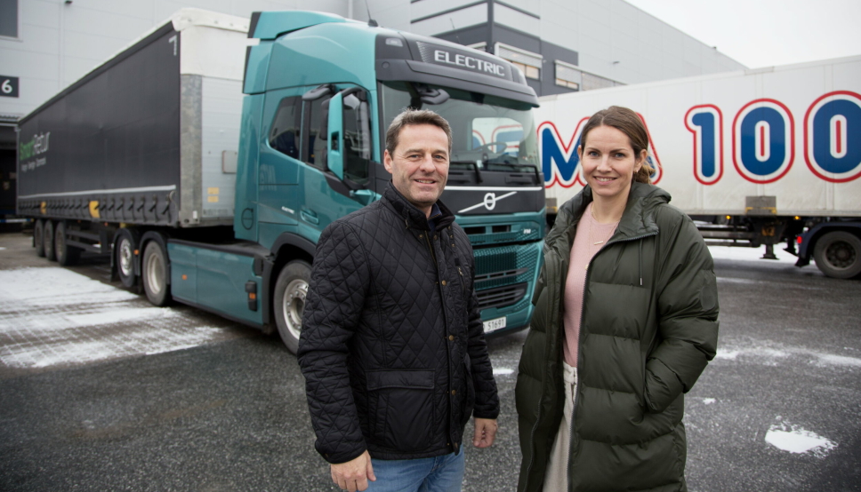 NYTTIG LÆRDOM: Smart Retur testet i samarbeid med Fredstad Logistikk elektrisk trekkvogn fra Volvo. Driftsleder Steinar Jensen og bærekraftsjef Stine L. Alvestad så både muligheter og begrensninger.