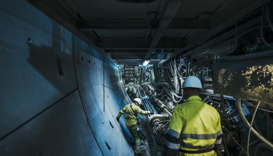 Blixtunnelen består av to separate løp, hver på 20 km. Tunnelene har blitt drevet ved hjelp av tunnelbormaskin (TBM). Tunnelmassen er blitt benyttet lokalt på Åsland til å fylle ut i terenget, noe som har spart omlag 360.000 lastebil-lass med ut av anleggsområdet.