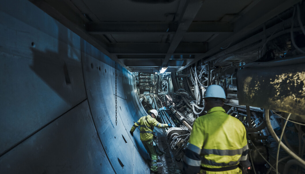 Blixtunnelen består av to separate løp, hver på 20 km. Tunnelene har blitt drevet ved hjelp av tunnelbormaskin (TBM). Tunnelmassen er blitt benyttet lokalt på Åsland til å fylle ut i terenget, noe som har spart omlag 360.000 lastebil-lass med ut av anleggsområdet. Blixtunnelen består av to separate løp, hver på 20 km. Tunnelene har blitt drevet ved hjelp av tunnelbormaskin (TBM). Tunnelmassen er blitt benyttet lokalt på Åsland til å fylle ut i terenget, noe som har spart omlag 360.000 lastebil-lass med ut av anleggsområdet.