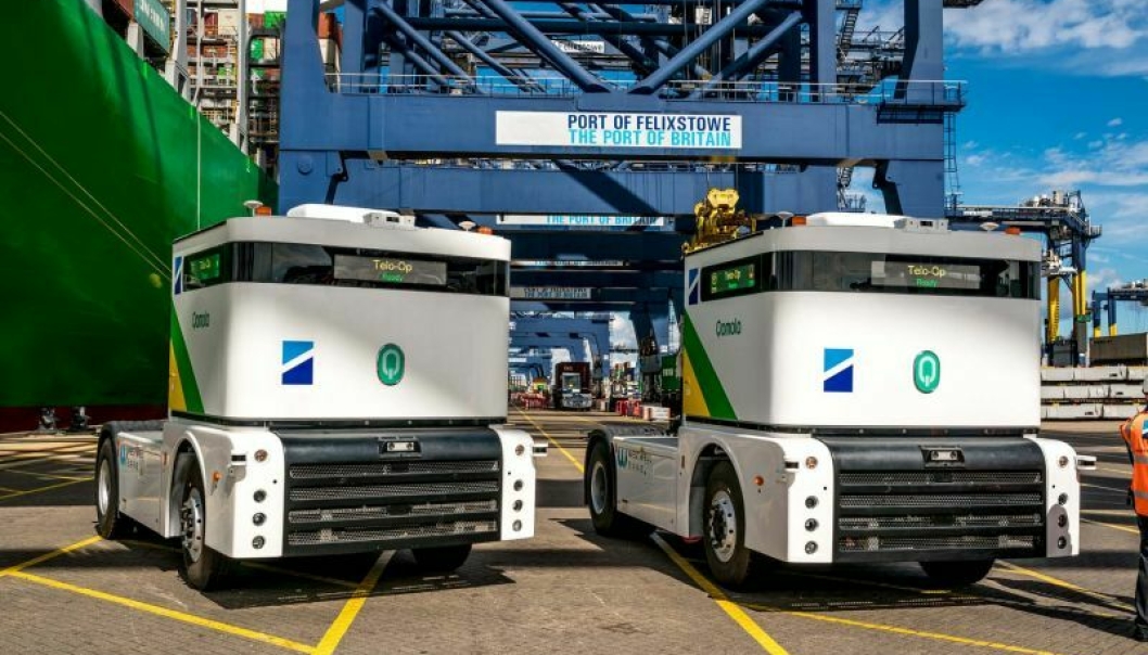 AUTONOMT: Ved containerhavnen i Felixstowe skal disse to autonome terminaltraktorene nå settes i drift.