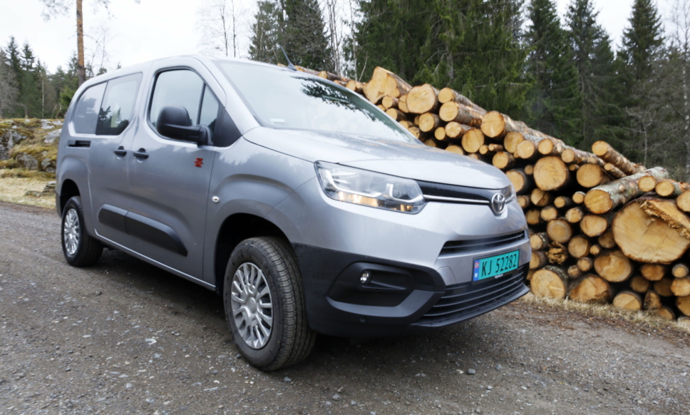 PÅ TOPPEN: Toyota solgte flest varebiler i Norge i 2022. Her en Toyota Proace City 4x4 Dangel.