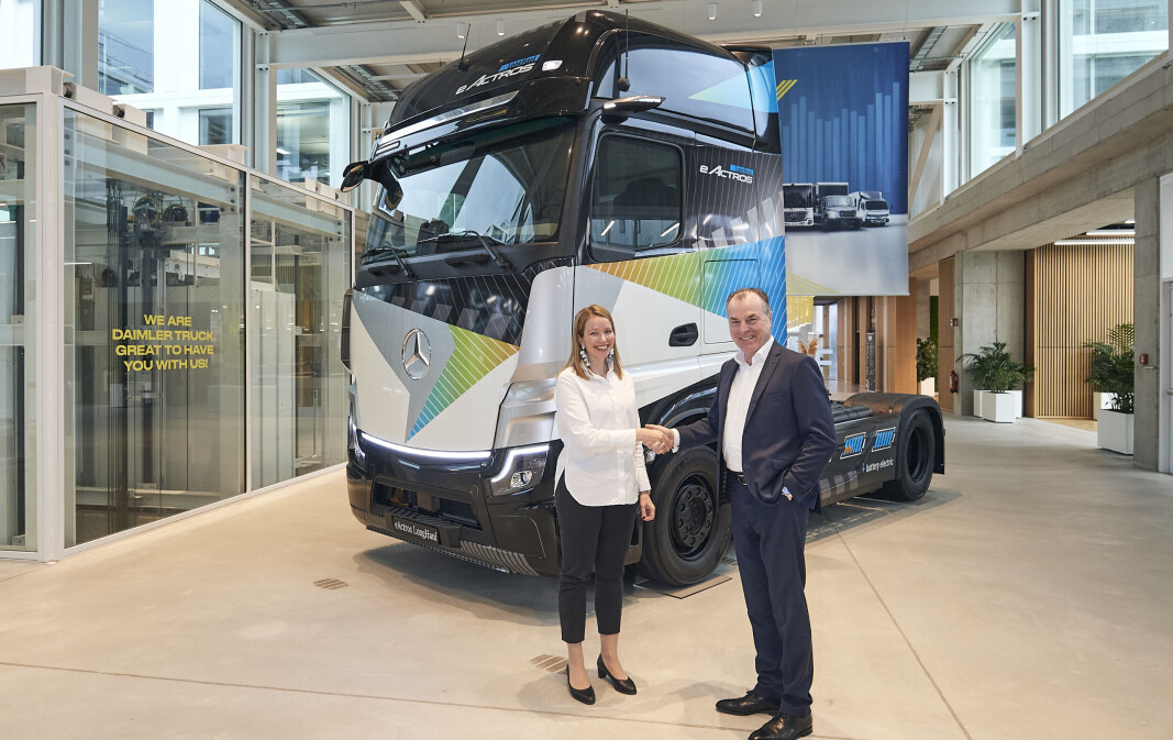 Stina Fagerman i Mercedes-Benz Trucks og Clemens Tönnies i Tönnies Group ved inngåelse av avtale om kjøp at 50 eActros Longhaul. Stina Fagerman i Mercedes-Benz Trucks og Clemens Tönnies i Tönnies Group ved inngåelse av avtale om kjøp at 50 eActros Longhaul.