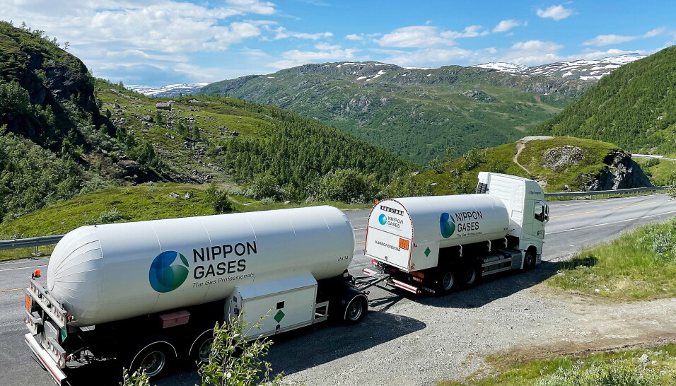 KUPERT: Tipp Transport kjører land og strand rundt, blant annet for Nippon Gases, og over fjellet er det viktig å ha så lavt forbruk som mulig, for å øke lønnsomheten. KUPERT: Tipp Transport kjører land og strand rundt, blant annet for Nippon Gases, og over fjellet er det viktig å ha så lavt forbruk som mulig, for å øke lønnsomheten.