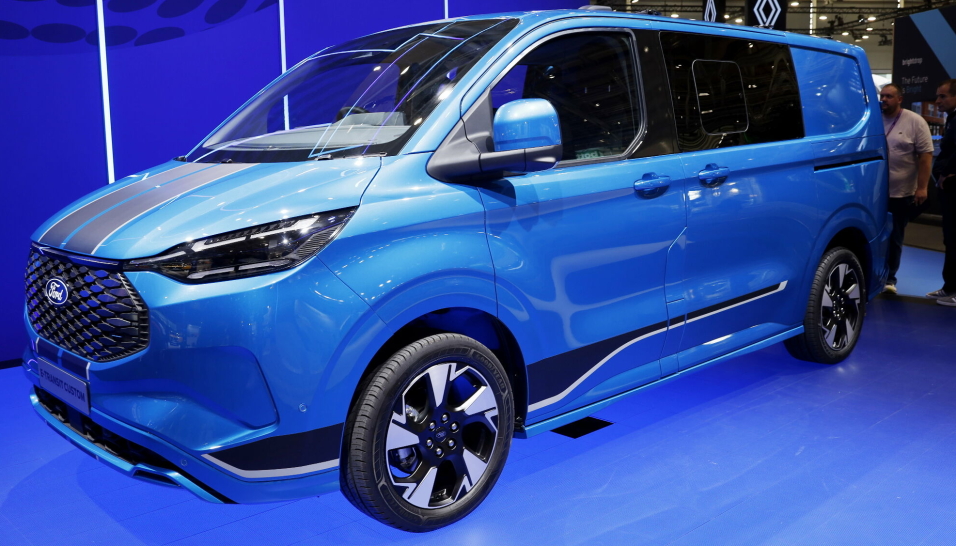 KOMMER: I 2023 kommer en helt ny versjon av Ford Custom. Her er Ford E-Transit Custom som ble vist frem under IAA sist september.