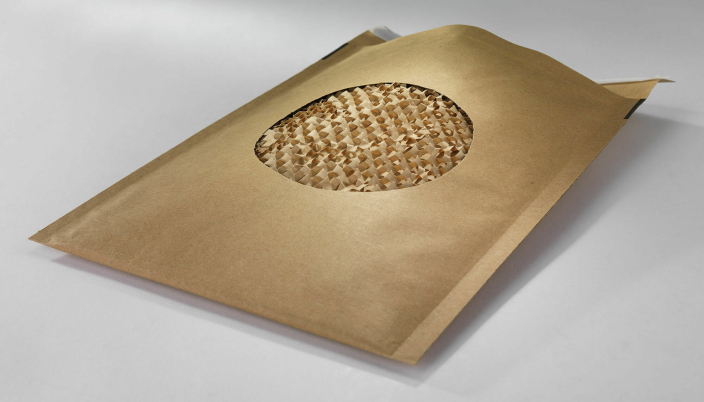 Rajas polstrede papirkonvolutter er lette, og har den fordelen at hele konvolutten kan resirkuleres i papiravfallet uten å fjerne plast inni.