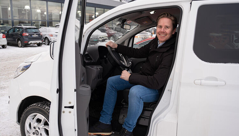 Simen Wøien Christensen, salgssjef i BYD Norge er særdeles glad for å kunne tilby BYD-varebilen ETP3 med batteritypen Blade som tåler mye juling uten å utvikle røyk eller begynne å brenne. Det gir også mer energi per kg enn forgjengerbatteritypen.