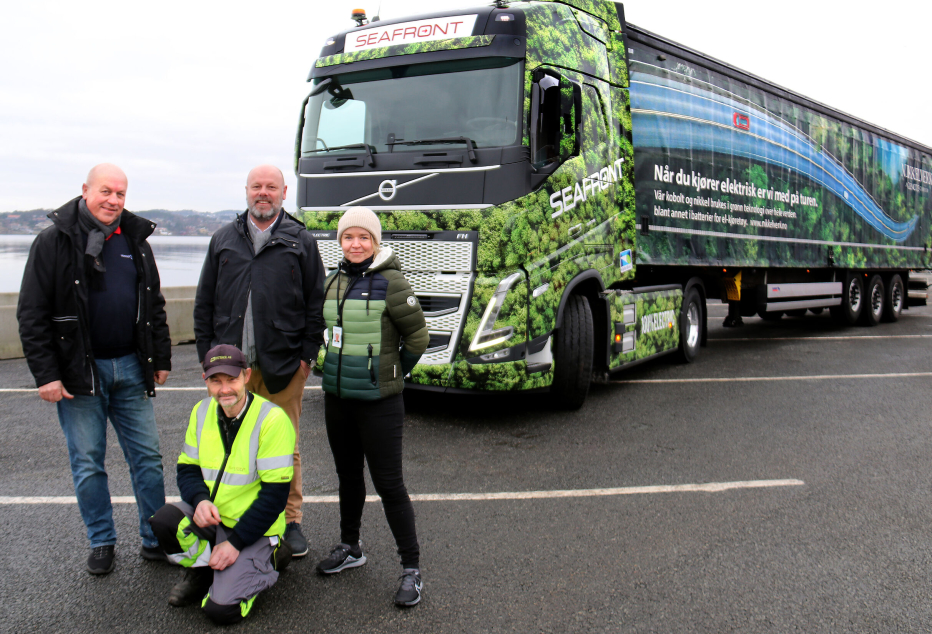 Transportselskapet Seafront Logistics setter inn to nye Volvo FH Electric i transport for hjørnestensbedriften Glencore Nikkelverk i Kristiansand. Her fra overleveringen av den første bilen. Stående fra venstre: Salgssjef Tom Jarlsby hos Volvo lastebilforhandler Trucknor, administrerende direktør Morten Årikstad i Seafront Logistics og kommunikasjonsrådgiver Ingunn B Engen fra Glencore Nikkelverk. Foran sitter sjåføren på den første bilen, Åge Nesland.