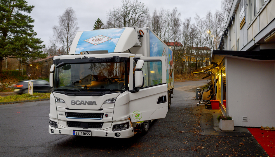 Det øker stadig på med elektriske lastebiler/vogntog på veiene i Norge og Europa for øvrig. Flere ønsker å få på plass slike biler i sin flåte, men noen ulemper er til hinder. Bilen på bildet er en Scania L25 med skappåbygg fra SKAB og elektrisk kjølemaskin fra Frigo Block som kjører matvaredistribusjon i Norge.