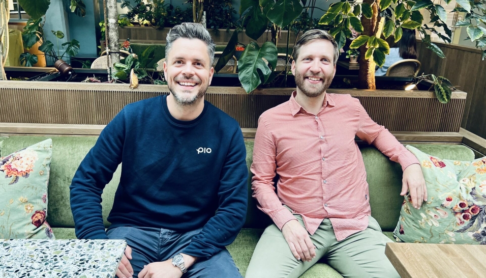 Magne Hatteland (til venstre) i Pio og Lars Tveiten i Mystore slår sine pjalter sammen.