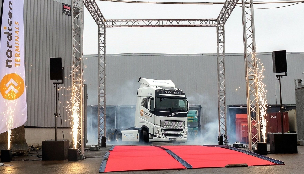 En av de nye elektriske lastebilene rullet for første gang inn på samlaster-selskapet Nordicons terminal i de ytre havnene 17. januar. Derfra skal frakte containere til og fra Göteborgs Hamns containerterminal, som drives av APM Terminals. De to andre elektriske lastebilene brukes i transportørens faste trafikk. Det betyr mellom containerterminalen og kunder i Göteborg-regionen. Bilde: Göteborgs Hamn AB.