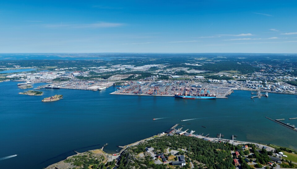 Göteborgs Hamn er Nordens største containerhavn. Göteborgs Hamn er Nordens største containerhavn.