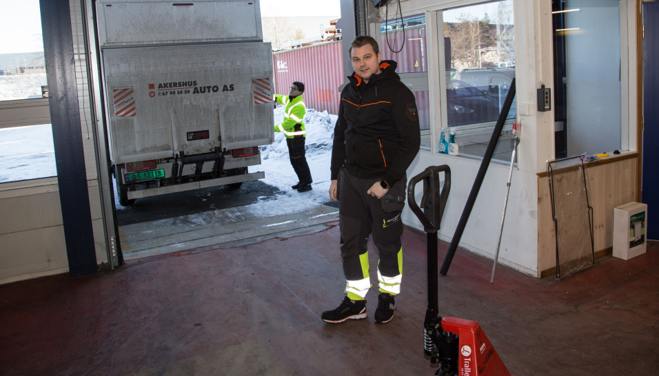 UT PÅ TUR: Alen Saric sendes ut for å bytte noen feilkjøpte ledninger fra Biltema og gjøre et henteoppdrag på Gardermoen. Kontorene i bakgrunnen skal pusses opp og bli både sjefskontor og møterom. Foreløpig står pc-ene i en krok på lageret.