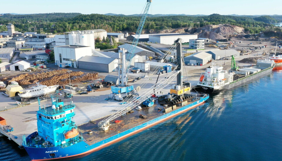 I romjulen skled en steinblokk ut under kaia i Arendal Havn.