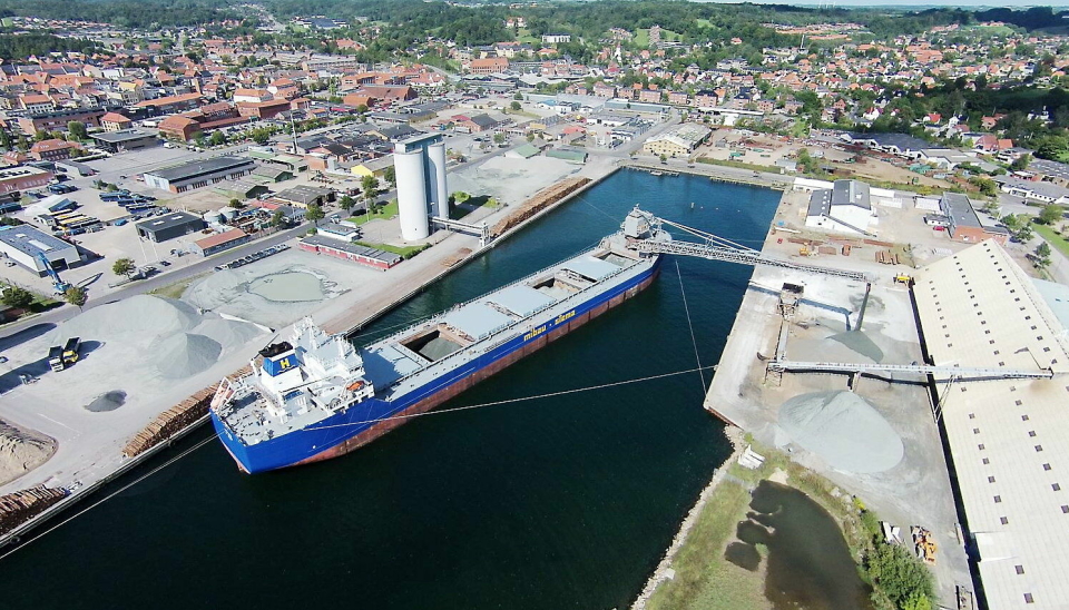 LOSSING: Skipet MV Fitnes på Mibau Stema-terminalen i Aaberaa i Danmark der det losses steinprodukter fra Norge.