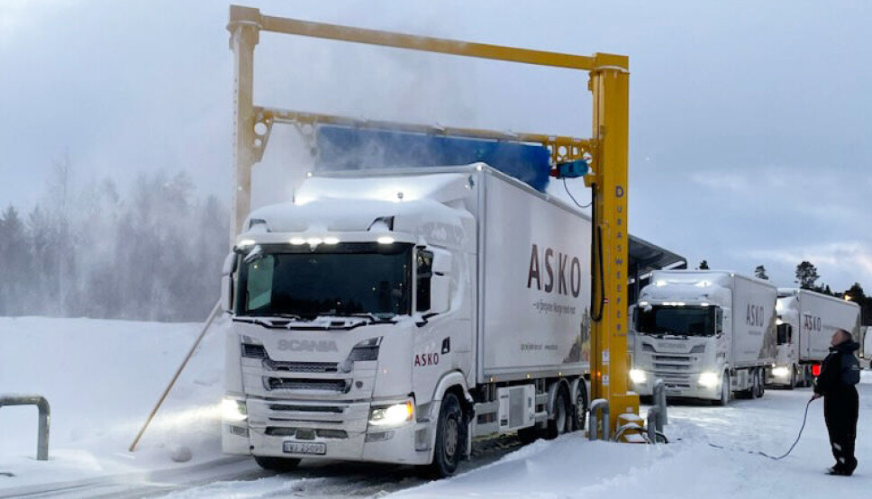 Når Askos biler i Midt-Norge kjører ut om morgenen etter et snøfall, tar de turen innom Durasweeperen, der en medarbeider står og justerer høyden slik at feiingen blir tilipasset hver bil.Click to add image caption Når Askos biler i Midt-Norge kjører ut om morgenen etter et snøfall, tar de turen innom Durasweeperen, der en medarbeider står og justerer høyden slik at feiingen blir tilipasset hver bil.Click to add image caption