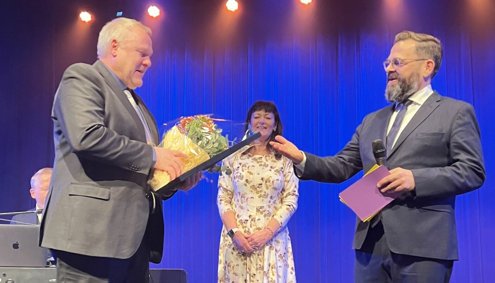 Roar Melum fikk overrakt prisen fra juryens Bente Solberg i samarbeid med kveldens konferansier, Klaus Joacim Sonstad.