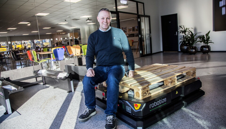 BREDERE UTVALG: Produktsjef hos Hesselberg Truck Stig Andre Fridlund med sitt nye leketøy, en AMR fra Robotize, som for tiden demonstreres ved inngangen til kantina til Hesselberg på Lindeberg. BREDERE UTVALG: Produktsjef hos Hesselberg Truck Stig Andre Fridlund med sitt nye leketøy, en AMR fra Robotize, som for tiden demonstreres ved inngangen til kantina til Hesselberg på Lindeberg.