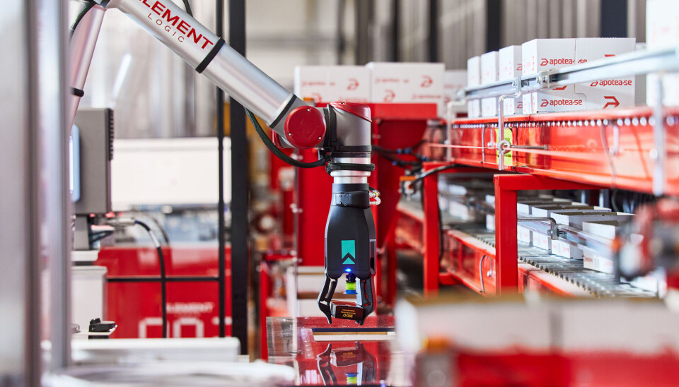 Element Logic har i flere år samarbeidet med amerikanske RightHand Robotics om å utvikle en plukkrobot spesielt tilpasset plukk fra AutoStore-anlegg. Nå er den første installasjonen i drift hos Apotea. Element Logic har i flere år samarbeidet med amerikanske RightHand Robotics om å utvikle en plukkrobot spesielt tilpasset plukk fra AutoStore-anlegg. Nå er den første installasjonen i drift hos Apotea.
