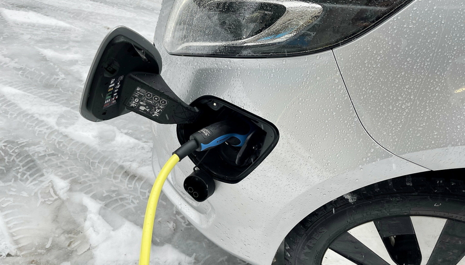 LADING: Hurtigladingen er på 80 kW og ombordladeren 11 kW. Vi oppnådde en ladehastighet på 10 kW ved 0 grader på en 22 kW lader.