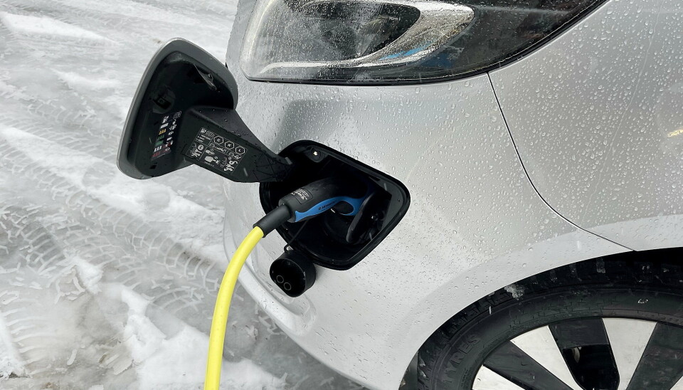 LADING: Hurtigladingen er på 80 kW og ombordladeren 11 kW. Vi oppnådde en ladehastighet på 10 kW ved 0 grader på en 22 kW lader. LADING: Hurtigladingen er på 80 kW og ombordladeren 11 kW. Vi oppnådde en ladehastighet på 10 kW ved 0 grader på en 22 kW lader.