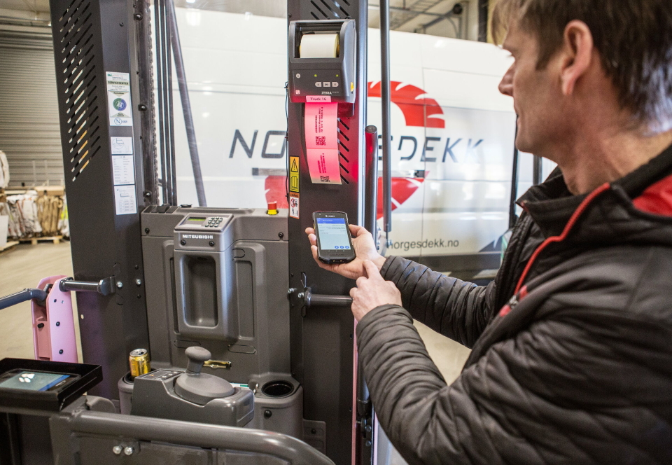 Med en håndterminal og en labelprinter, har lagerarbeideren alt som trengs for å gjøre dekkplukk med lav feilfrekvens.