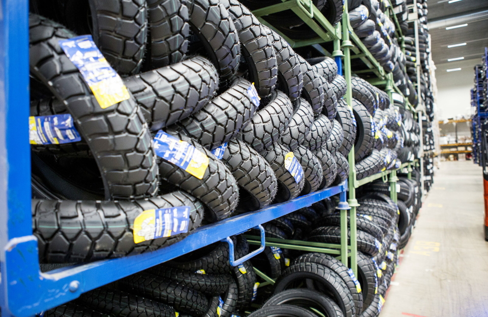 Dekkene oppbevares for det meste i stålbur, der de flettes sammen for å spare plass.