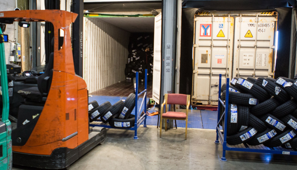 I vintermånedene er fokus på å bunkre opp med sommerdekk, som skal ut i en rasende fart i løpet av våren. Her tømmes en nyankommet container.