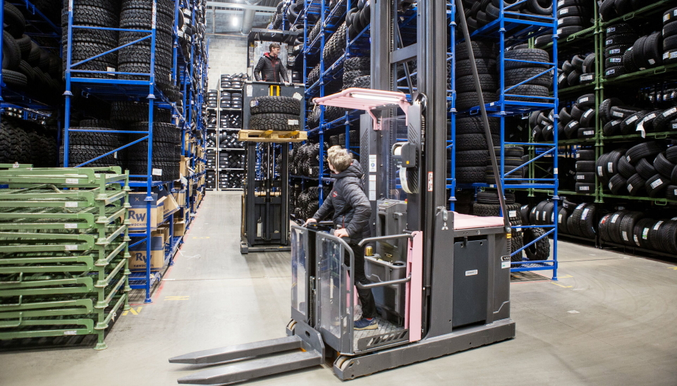 TRAVELT: Siden Maja Nybråten og «Peppa Gris» skulle bli med på litt fotografering til ære for Moderne Transport, måtte logistikkansvarlig Thomas Hauge hive seg i en annen truck og gjøre noen plukk imens.