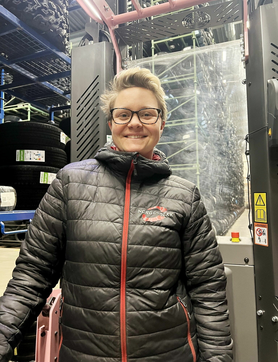 KOM MED FORSLAGET: Lagerarbeider Maja Nybråten trives i sin nye rosa Mitsubishi-truck.