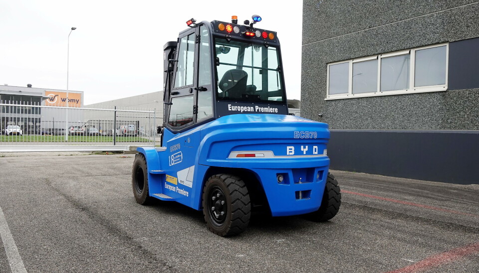 Trucken er utstyrt med bluespot-lys foran og bak, og ekstra rødt markeringslys rundt hele trucken for ekstra sikkerhet.