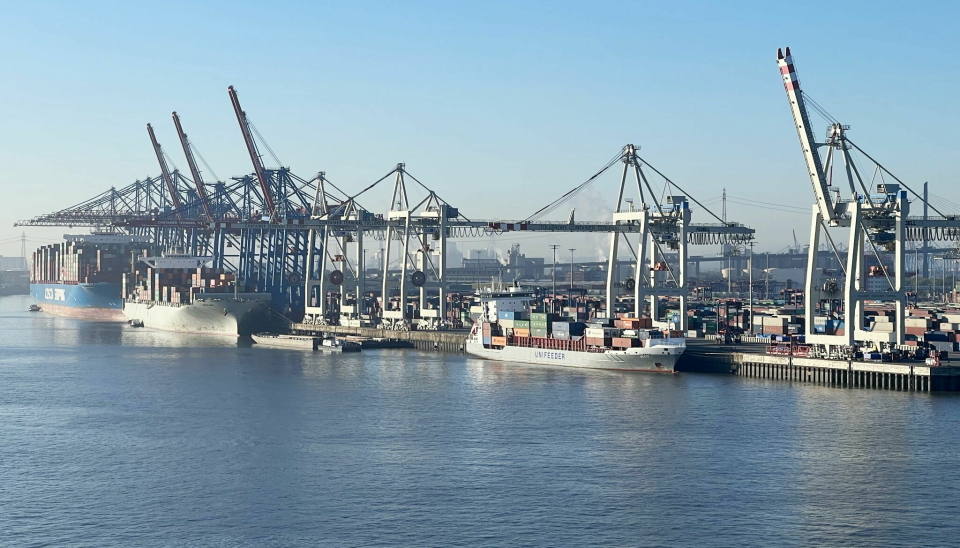Store skip får verken forlate eller anløpe havnen i Hamburg onsdag ettermiddag.