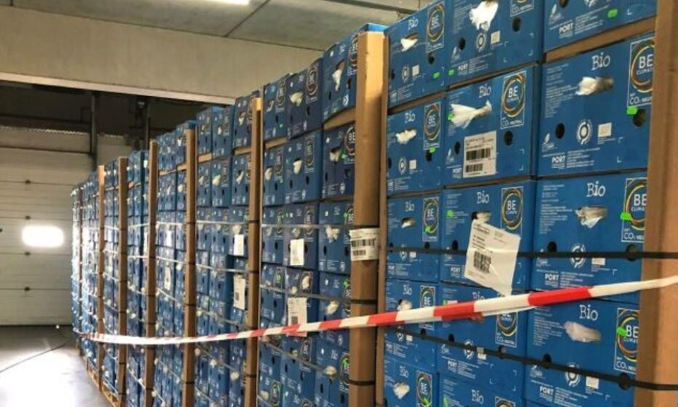 Tysk politi har offentliggjort dette bildet av banankassene der de fant 1200 kg kokain.