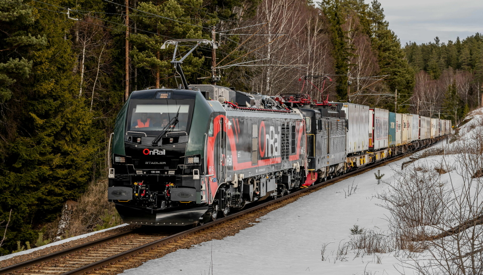 De nye Euroduoal-lokomotivene har allerede kjørt prøveturer med gods, og i løpet av påsken settes de inn i full drift for godstogselskapet.
