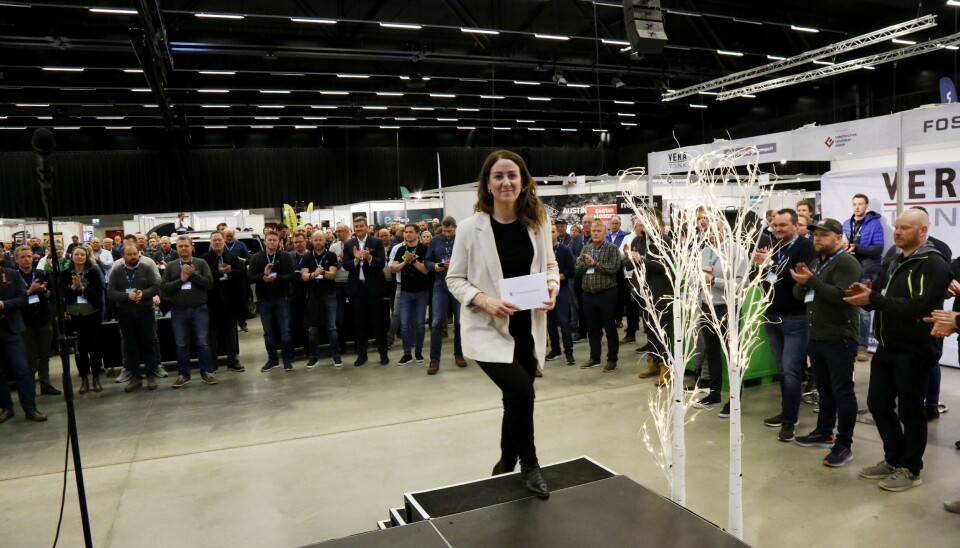 Her klappes kunnskapsminister Tonje Brenna opp på podiet på Arctic Entrepreneur i 2022 for å dele ut pris til beste lærlingbedrift i MEF. Nå vil departementet hennes, Kunnskapsdepartementet, slutte å gi lærlingtilskudd til opplæringskontorene. Her klappes kunnskapsminister Tonje Brenna opp på podiet på Arctic Entrepreneur i 2022 for å dele ut pris til beste lærlingbedrift i MEF. Nå vil departementet hennes, Kunnskapsdepartementet, slutte å gi lærlingtilskudd til opplæringskontorene.
