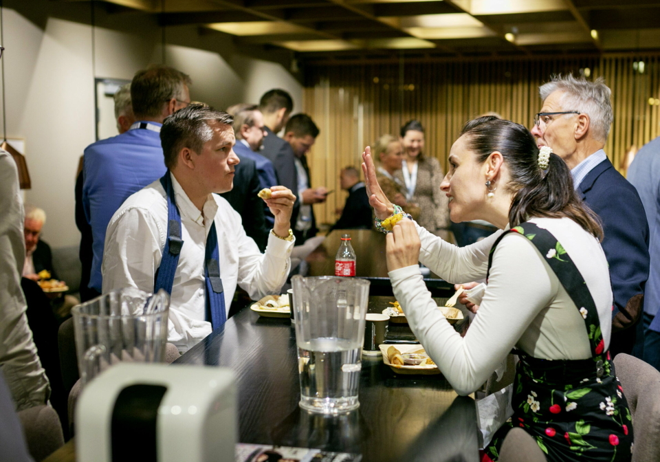 Gode samtaler i pausene og lunsjen er en viktig del av konferansen.