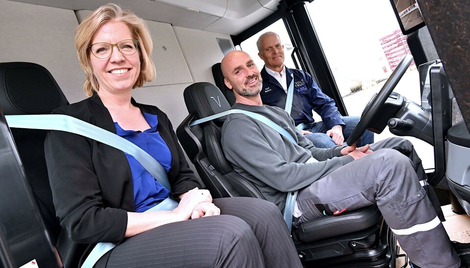 Østerrikes klimaminister Leonore Gewessler (til venstre) besøkte Steyr-fabrikken der Volta-lastebilene skal lages. Produksjonen sikrer 700 østerrikske arbeidspalsser. Til høyre den norske medgründeren Kjell Waløen.