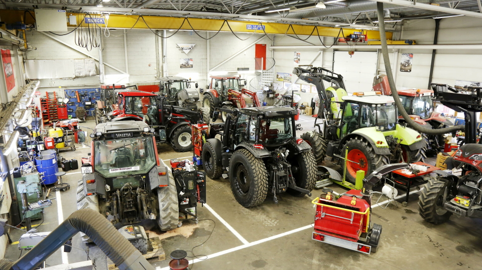 TRAKTORER: Det er bra trøkk på verkstedet til Akershus Traktor på Jessheim, og deler trengs alltid til service.