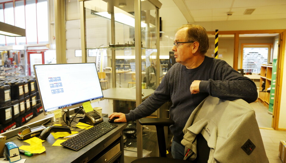 STYRINGSSYSTEM: Sigurd Kvisla sjekker DSM-systemet i resepsjonen. STYRINGSSYSTEM: Sigurd Kvisla sjekker DSM-systemet i resepsjonen.