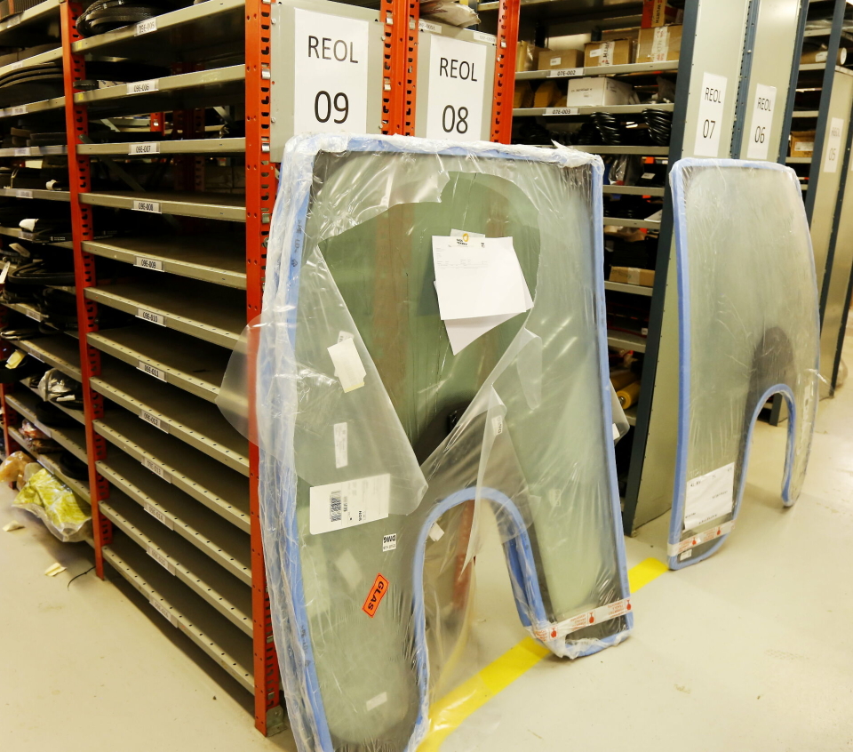 RETUR: Ikke minst varer som er ødelagt i transport, som disse traktorvinduene, må registreres og holdes kontroll på. Det handler om store summer.